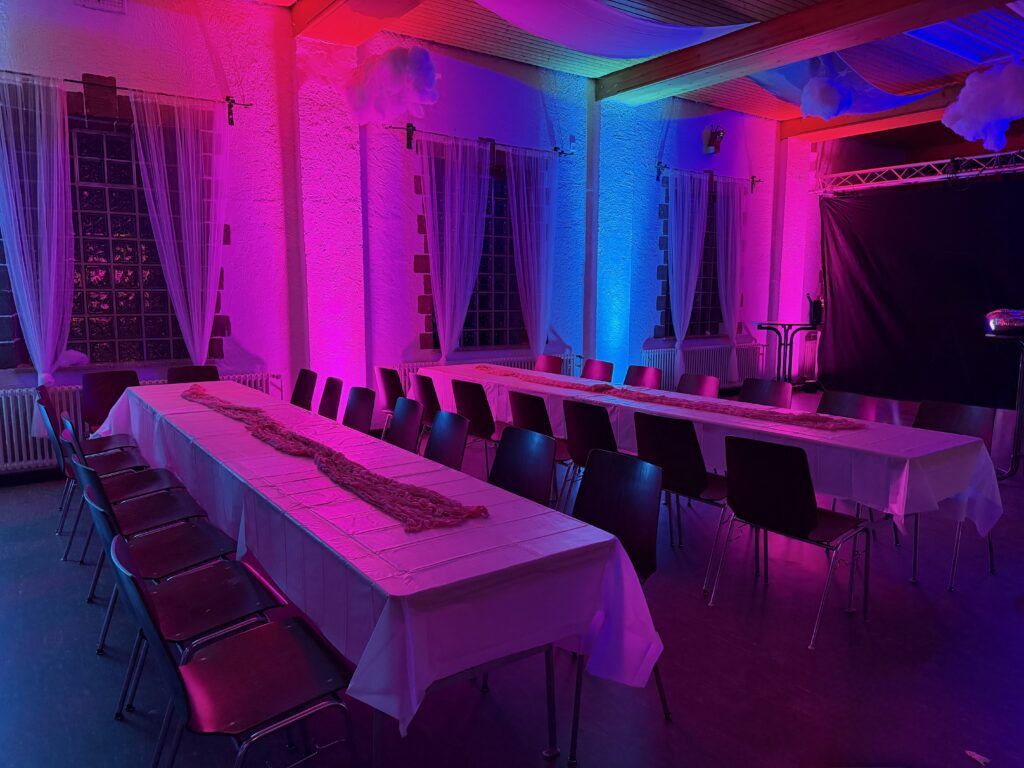 Ambientebeleuchtung in Pink und Blau bei einer Veranstaltung